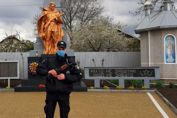 Поліцейські на Буковині посилено несуть службу під час проведення пам’ятних і поминальних заходів 