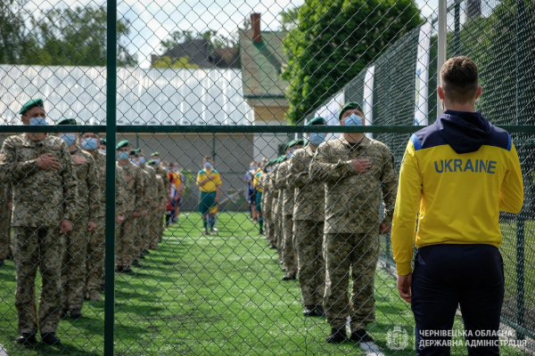 У прикордонному загоні в Чернівцях відкрили футбольний майданчик