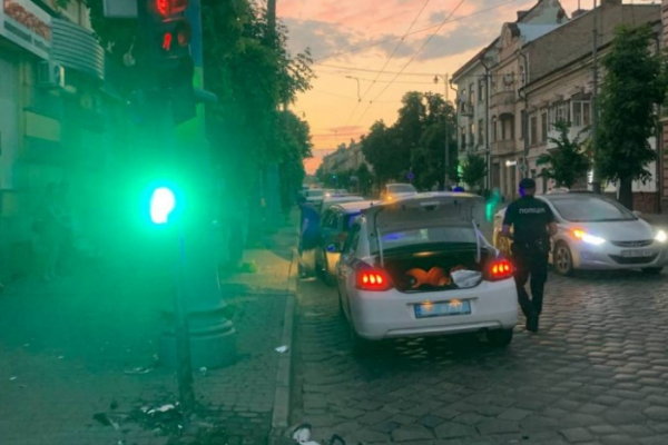 У центрі Чернівців п'яний водій протаранив світлофор 