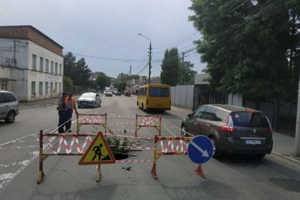 У Чернівцях на вулиці Чкалова стався обвал посеред дороги (фото)