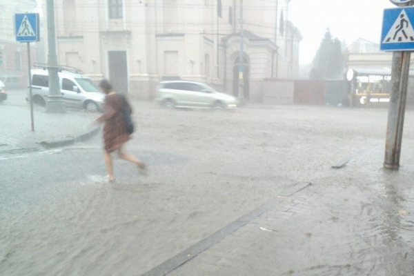Злива та посилення вітру: синоптики попереджають про погіршення погоди у Чернівецькій області