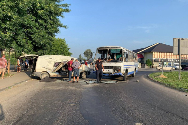 ДТП поблизу Чернівців: зіткнулися іномарка і маршрутний автобус