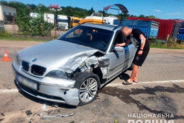 Внаслідок зіткнення BMW і Volkswagen на Буковині травмувалося троє осіб