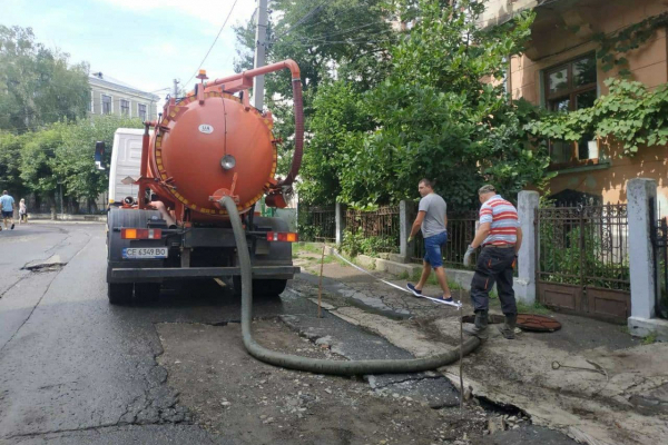 Чернівчан закликають повідомляти про випадки зливу нечистот до міської каналізації