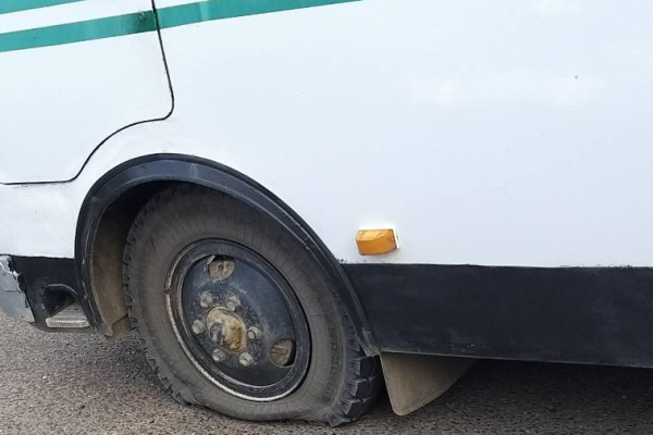 На Буковині ветерани війни змусили водія маршрутки вибачитись перед бійцями ООС і спустили колесо на його автобусі (ВІДЕО)