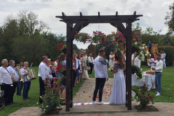 Майже дві тисячі пар молодят одружилися на Буковині від початку війни