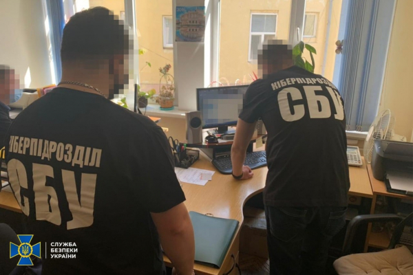 Двом працівникам Чернівецької міськради  повідомлено про підозру у вчиненні кіберзлочину