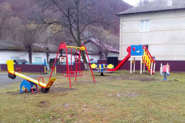 В Усть-Путильській громаді за допомоги США встановлюють дитячі майданчики