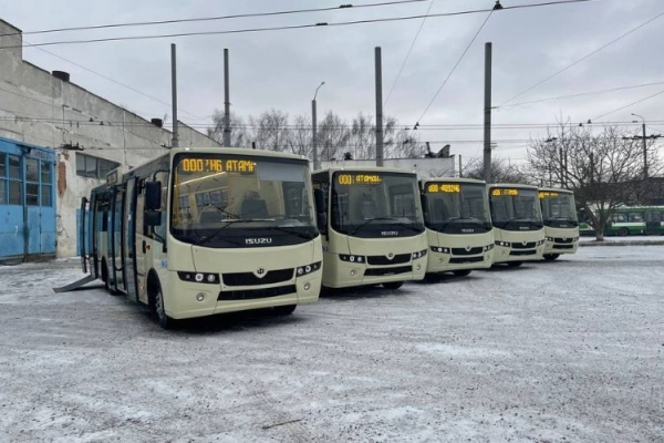 Нові комунальні автобуси прибули до Чернівців і вже невдовзі вийдуть на 9-й маршрут