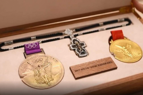 Український боксер Ломаченко відправив свої медалі до Костроми, щоби з них вилили хрестик