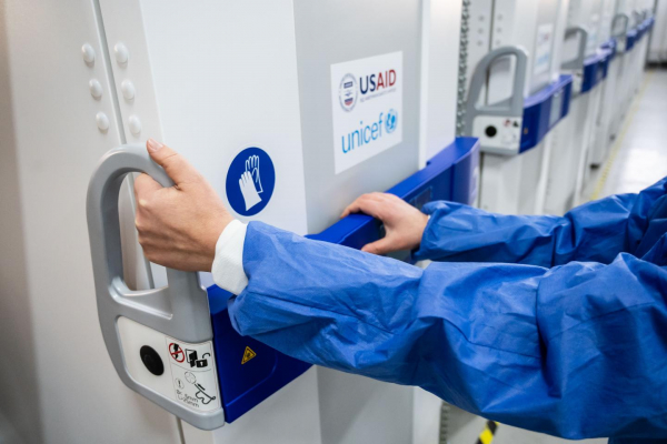 USAID та ЮНІСЕФ надали Україні холодове обладнання ультра низьких температур для зберігання вакцин