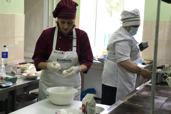 Шкільних кухарів у Кадубовецькій громаді вчили готувати страви із меню Клопотенка
