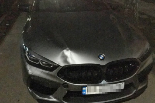 Водій BMW у Чернівцях навмисне збив двох людей. Вони у важкому стані