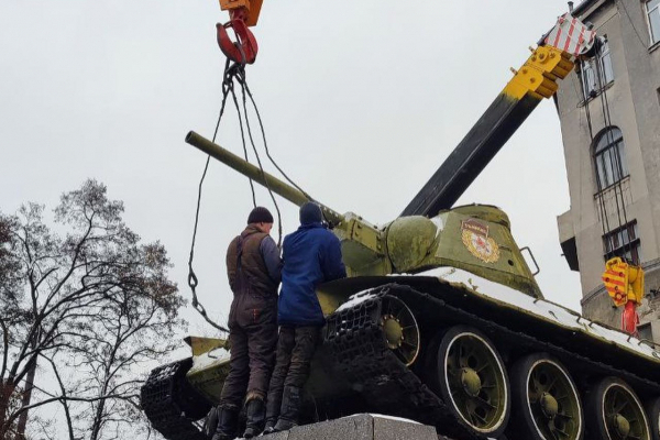 Біля залізничного вокзалу у Чернівцях демонтували танк Нікітіна (ФОТО)