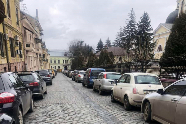 Неможливо прибрати узбіччя вулиць у Чернівцях: міськрада просить забрати автівки (ФОТО)