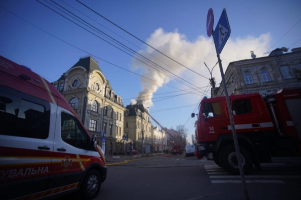 Внаслідок обстрілів горіла адмінбудівля на Подолі у Києві. Там збили безпілотник (ФОТО)