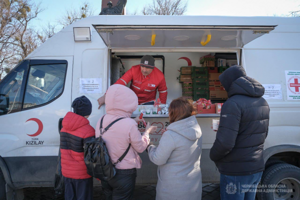 У Чернівцях на Соборній площі турецька організація розгорнула польову кухню для переселенців (ФОТО)