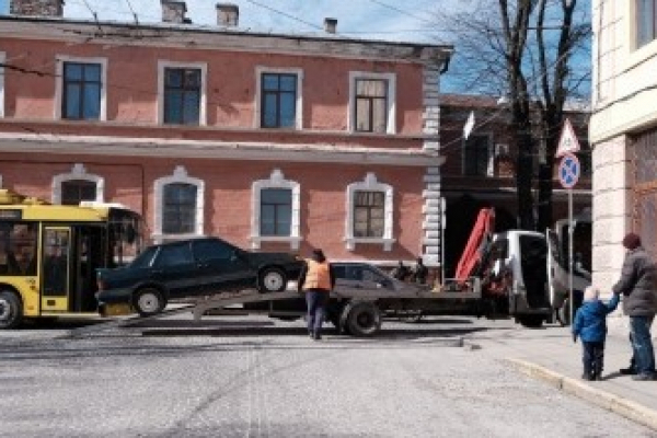 Автівки злісних порушників у Чернівцях забирають евакуатори (ВІДЕО)