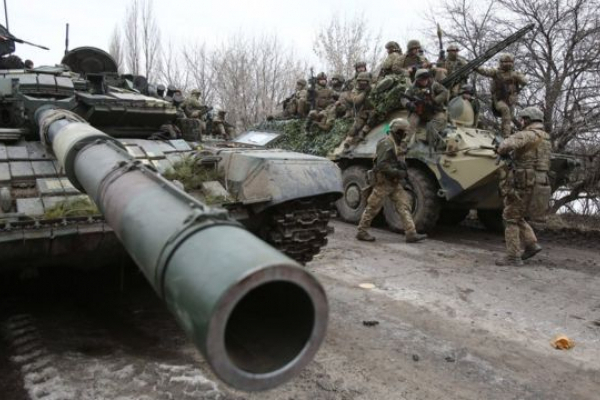 Воєнний стан в Україні подовжили ще на 30 днів. Що це означає?