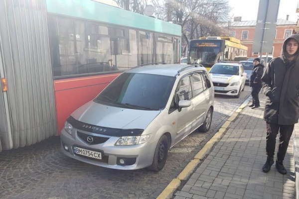 Автівку порушника у Чернівцях евакуювали, а водієві вручили повістку