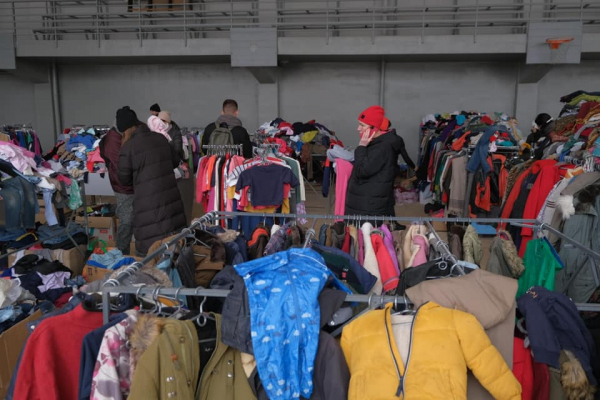 Дітей-переселенців продовжують забезпечувати комплектами одягу: як отримати