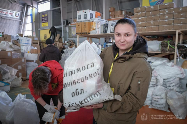 Понад півтори тисячі тонн гуманітарної допомоги відправили  із логістичного хабу у Чернівцях (ФОТО)