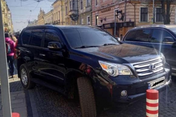 На порушниках правил паркування Чернівці за кілька днів заробили 60 тисяч гривень