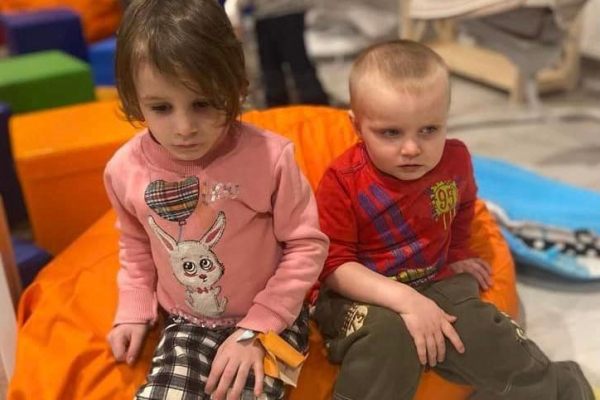 На Буковину евакуювали 61 вихованця Миколаївського будинку дитини