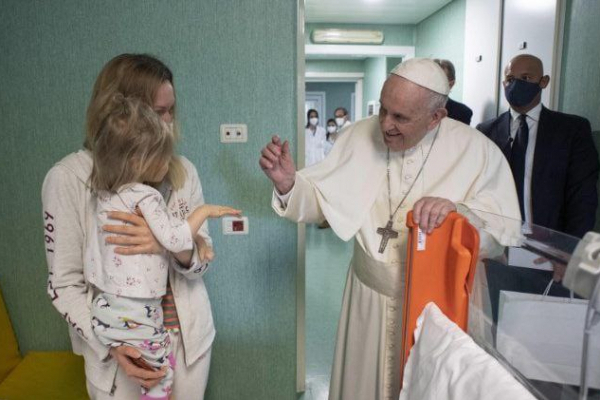 Папа Римський відвідав українських дітей у педіатричній лікарні Ватикана (ФОТО)