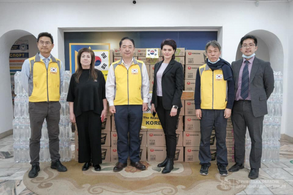 Посольство Республіки Корея передало продуктові набори переселенцям у Чернівцях (ФОТО)