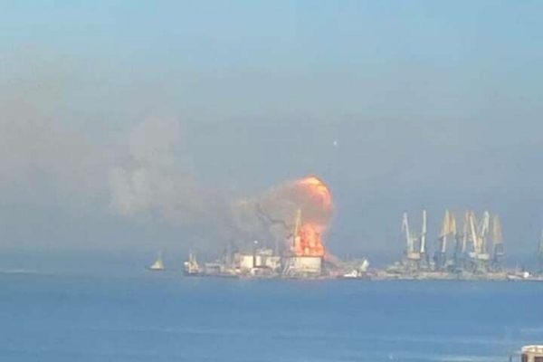 У Бердянську знищено великий десантний корабель окупантів (ФОТО, ВІДЕО)