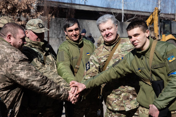 Порошенко хоче дозволити депутатам воювати за Україну