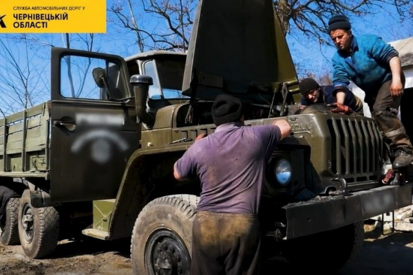 Буковинські дорожники ремонтують техніку для військових
