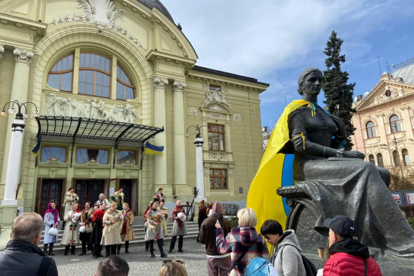 Юрій Рибчинський та інші відомі артисти збиратимуть кошти для ЗСУ у чернівецькому театрі
