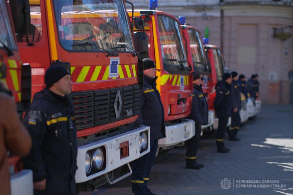 У Чернівцях уряд Франції передав рятувальникам України 27 пожежних авто (ФОТО)
