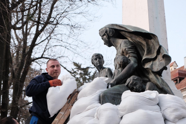 У Чернівцях укріпили пам'ятник Милосердю на випадок обстрілів (ФОТО)