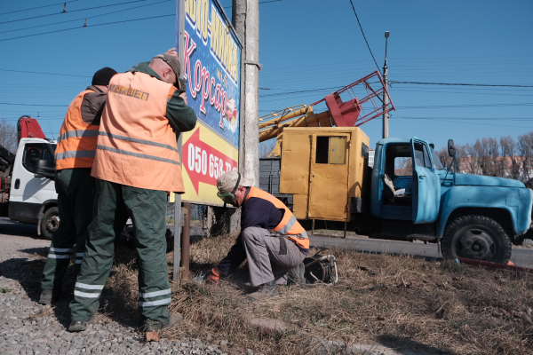 Понад сотню незаконних рекламних конструкцій демонтують у Чернівцях (ФОТО)