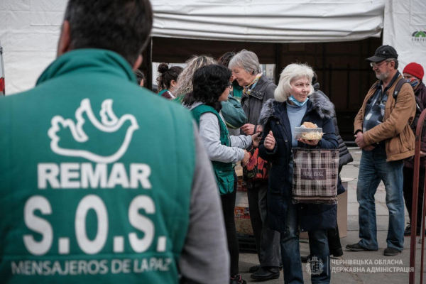 Іспанські волонтери щодня годуватимуть переселенців на Соборній площі у Чернівцях (ФОТО)