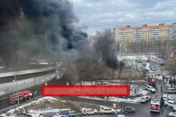 Чорний дим над Москвою: очевидці кажуть, що горить промзона  (ФОТО)