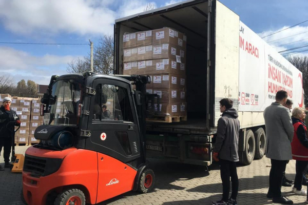 Україна прийняла у Чернівцях 13 вантажівок допомоги з-за кордону (ФОТО)