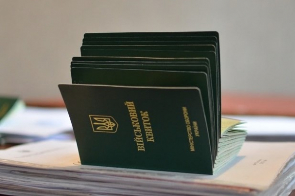 Військовозобов’язані повинні носити з собою паспорт і військовий квиток: Чернівецький ТЦК та СП