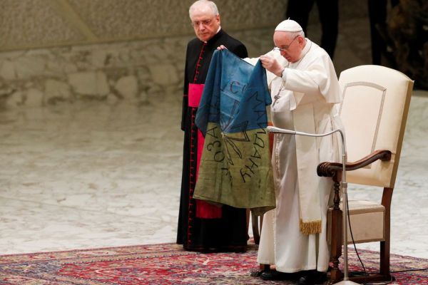 Папа Римський поцілував український прапор, привезений із Бучі
