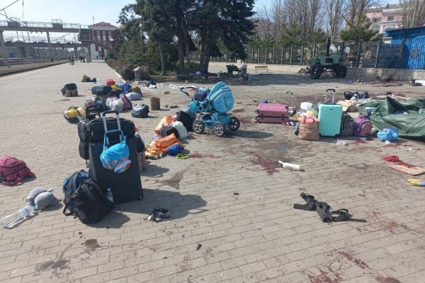 Окупанти обстріляли залізничний вокзал у Краматорську. Є загиблі (ФОТО, ВІДЕО)