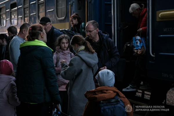 Шістсот переселенців зі Сходу України прибули евакуаційним потягом на Буковину (ФОТО)