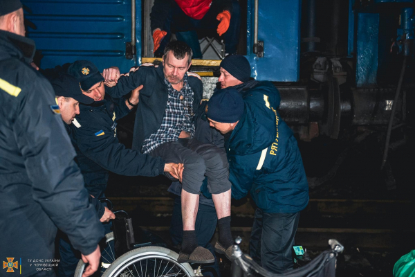 До Чернівців евакуаційними потягами зі Сходу України доправили людей з інвалідністю (ФОТО)