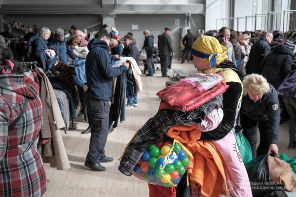 Уже 10 тисяч переселенців на Буковині безкоштовно отримали одяг і взуття (ФОТО)