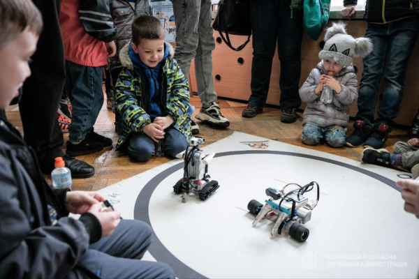 Бої роботів, дзюдо та перегони: як розважаються у Чернівцях діти-переселенці (ФОТО)