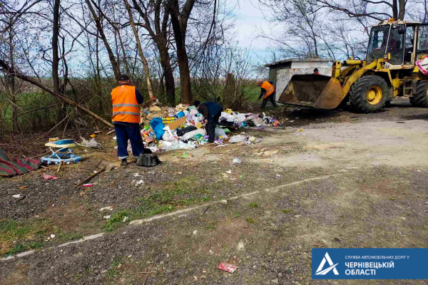 Дорожники Буковини ліквідували 40 несанкціонованих сміттєзвалищ та вивезли понад 200 тонн сміття