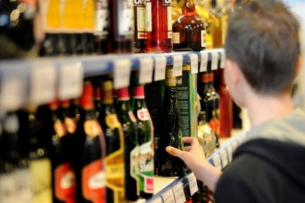 Міцний алкоголь сьогодні повертається до крамниць у Чернівецькій області. Чим обґрунтували рішення