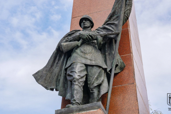 Радянський пам'ятник переїде із Соборної площі Чернівців на цвинтар